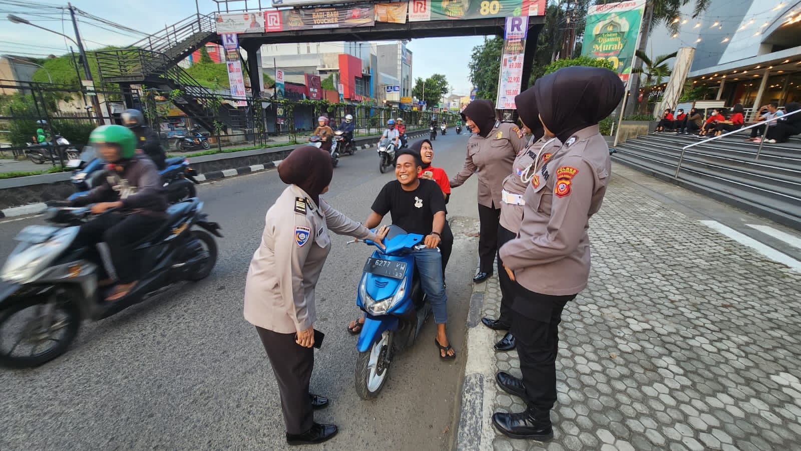 Patroli Dialogis Secara Humanis Di Hari Ke Dua Bulan Ramadhan Dilakukan Polisi Wanita ( POLWAN ) Polres Karawang