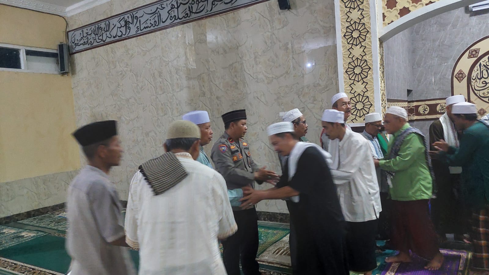 Selesai Solat Terawih Kanit Binmas Polsek Patia Berikan Himbauan