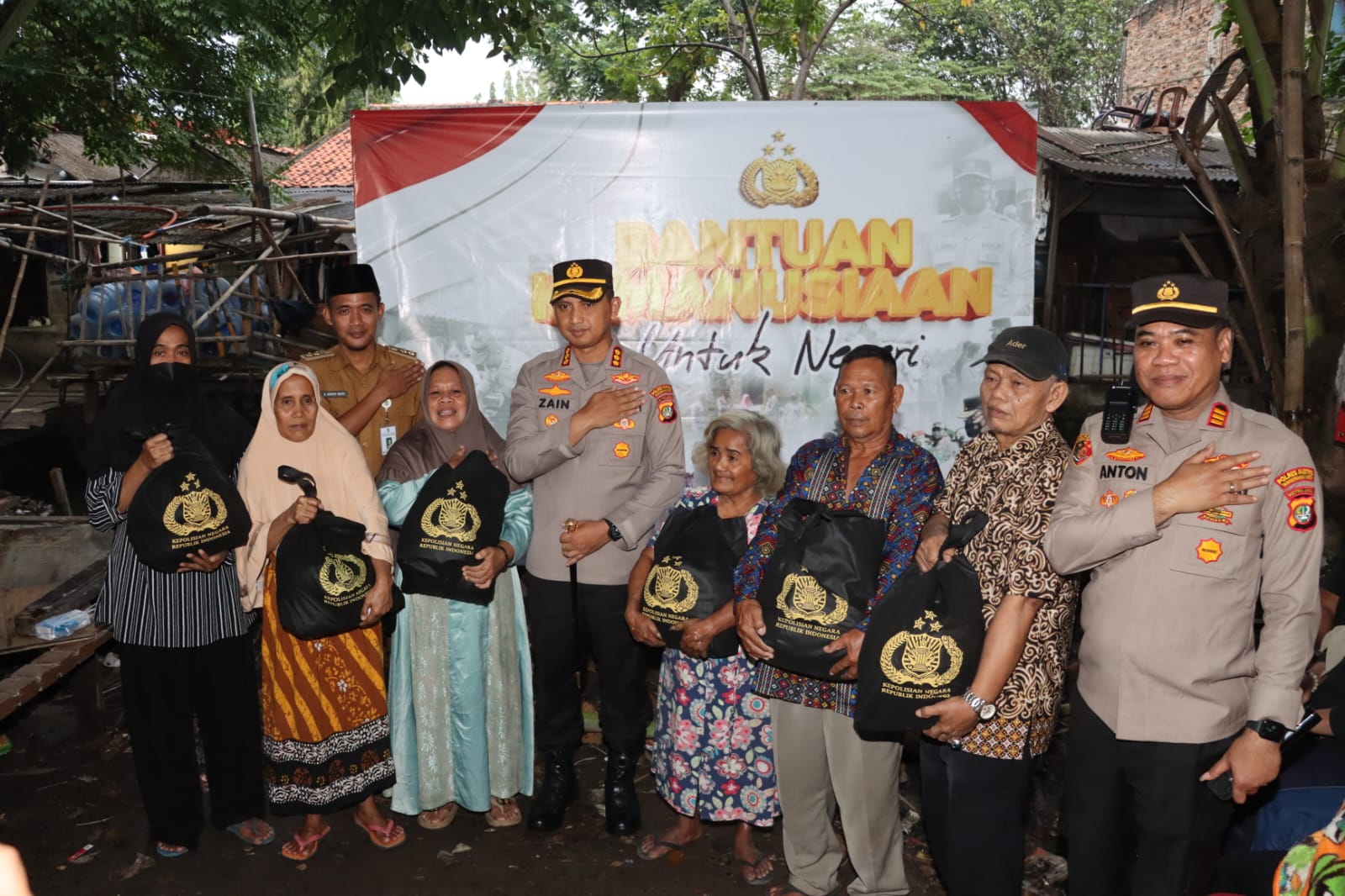 Polres Metro Tangerang Kota salurkan 500 paket sembako Bantuan Kemanusiaan dari Kapolri di 5 wilayah Slum Area di Kota Tangerang