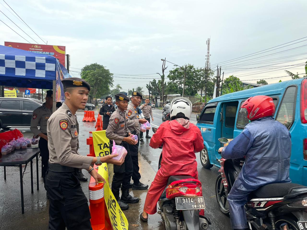 Giliran Personal Dalmas Polres Karawang Berbagi Takjil Di Hari Ke Lima Bulan Ramadhan
