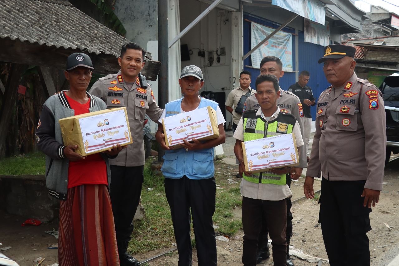 Kapolres Sampang Bagikan Sembako Kepada Warga Tidak Mampu Di Kecamatan Camplong