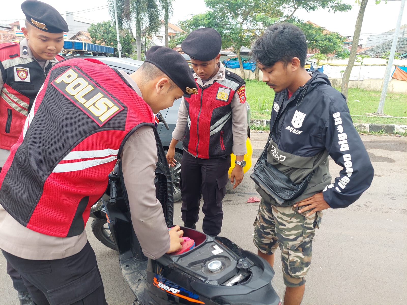 Patroli Prekat Sat Samapta Polres Karawang dalam Rangka Antisipasi tawuran dan Kejahatan Di Bulan Ramadhan