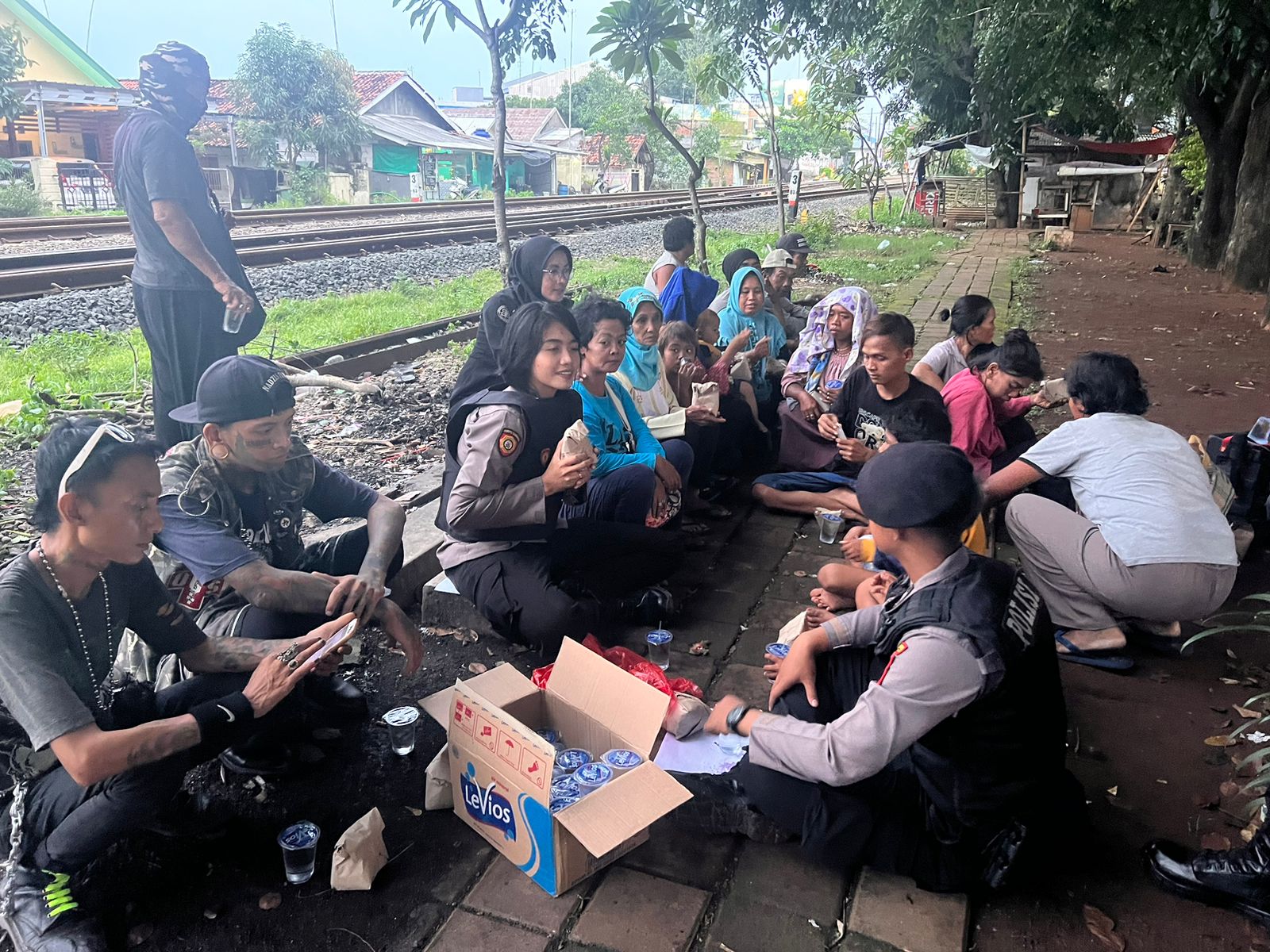 Kebersamaan Tim Patroli Polres Karawang Berbagi Takjil Jelang Berbuka Puasa