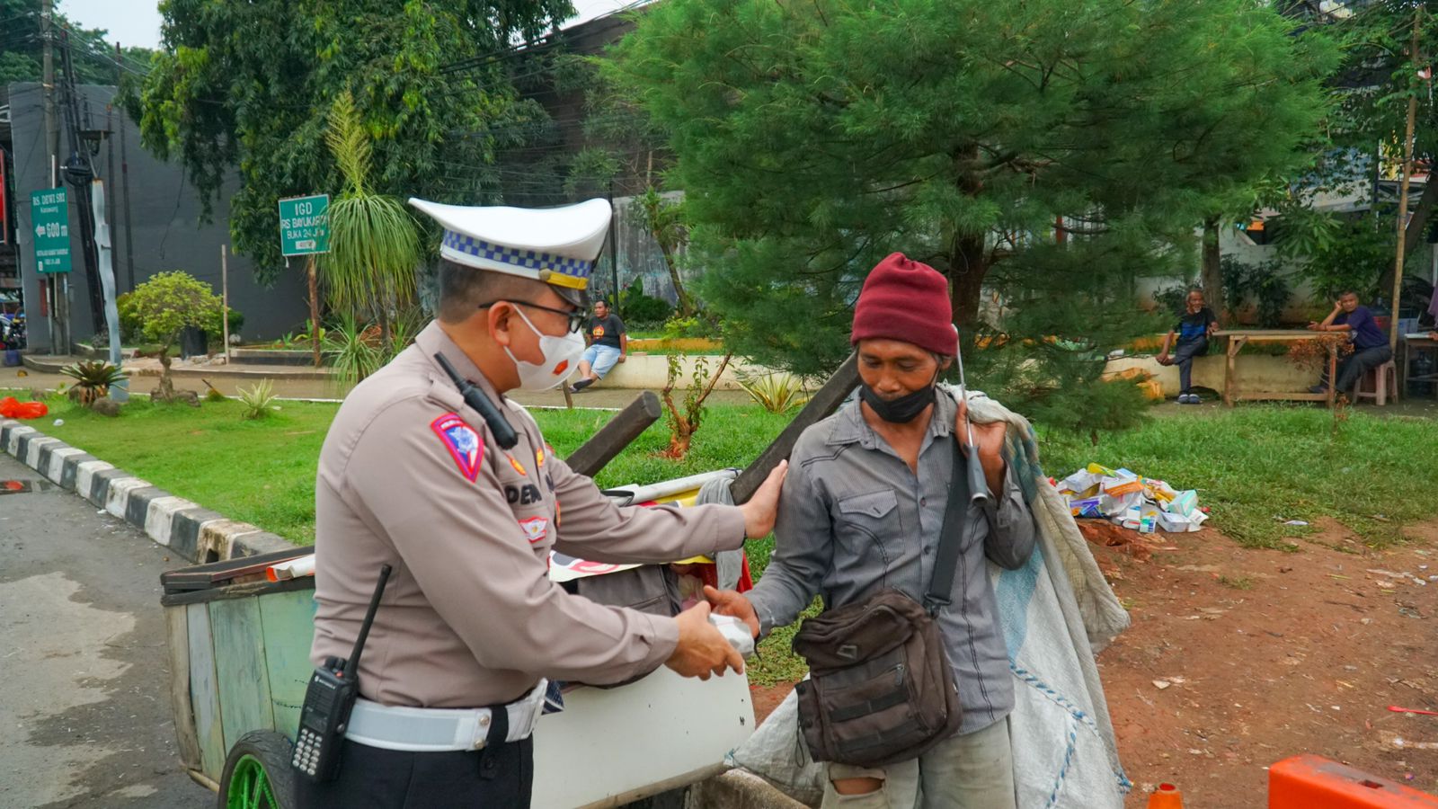 Polres Karawang Kontiniu Bagi-bagi Takjil kepada Masyarakat