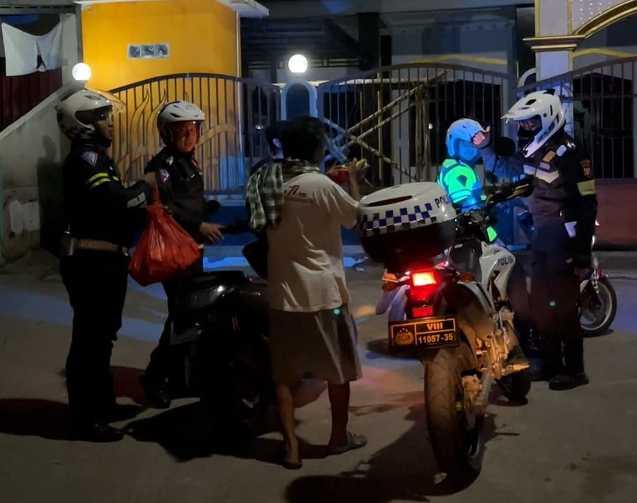 Polres Karawang Berpatroli untuk Bagikan Santap Sahur kepada Masyarakat