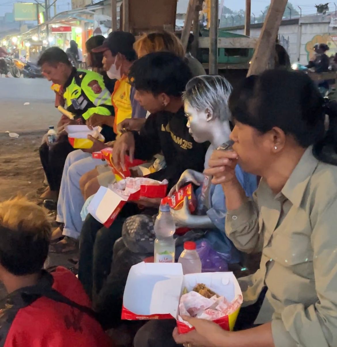 Satlantas Polres Karawang Berbagi Takjil di Cikampek Kota