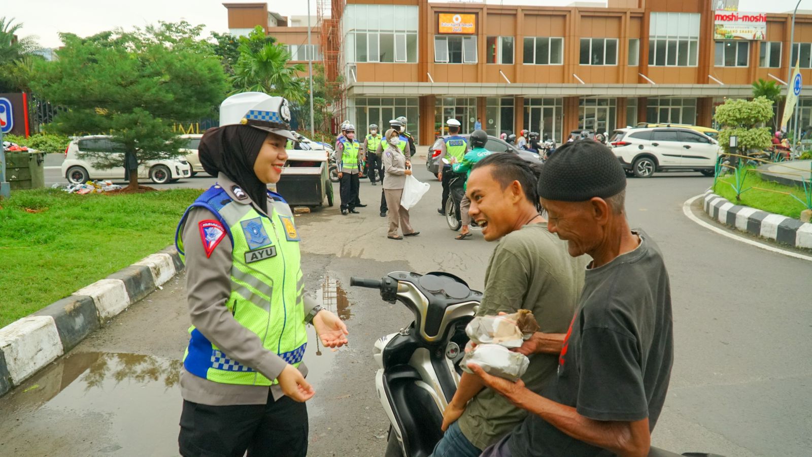 Polres Karawang Kontiniu Bagi-bagi Takjil Pada Masyarakat Menjelang Berbuka Puasa