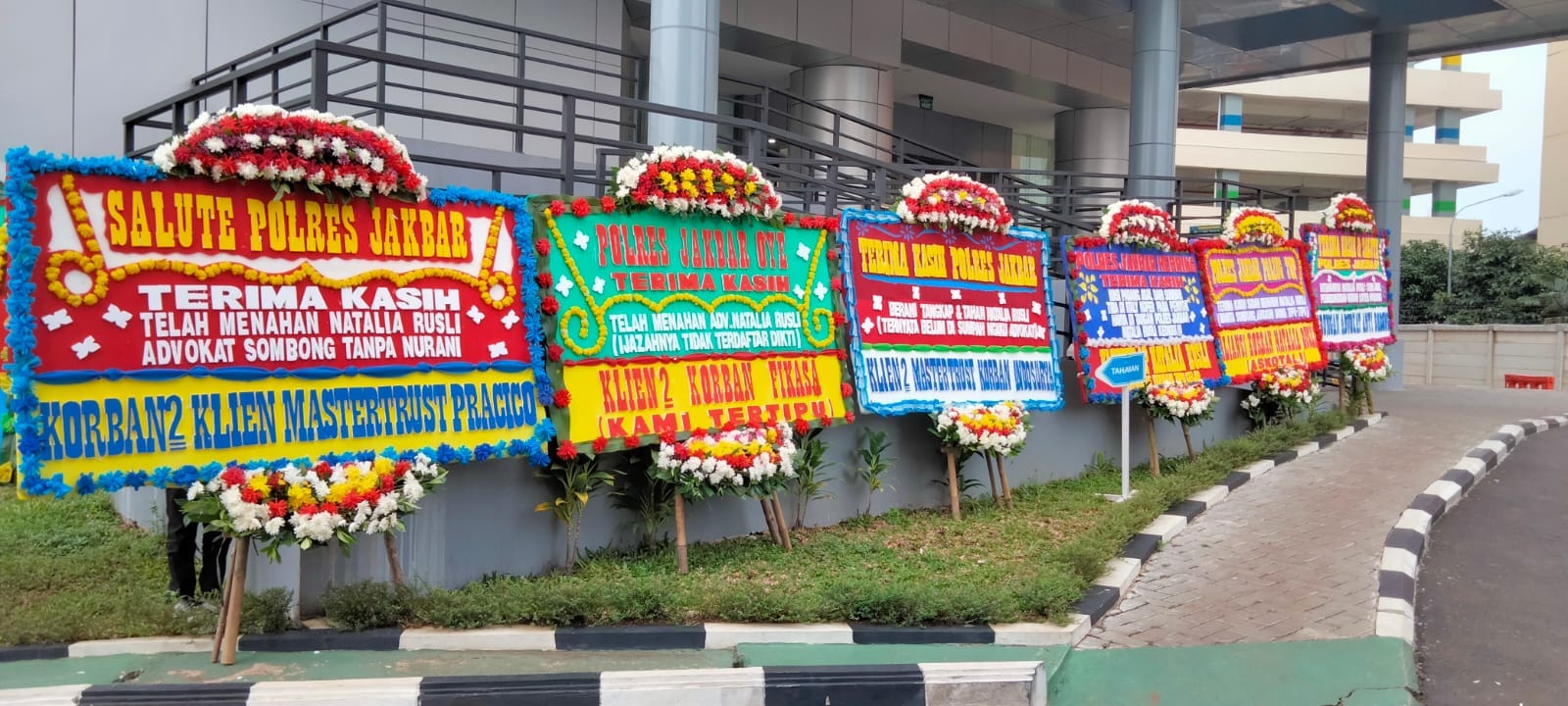 Halaman Mapolres Jakarta Barat di penuhi Karangan Bunga, Ada Apakah Gerangan ………