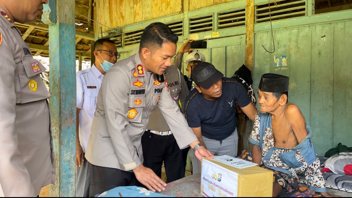 Kapolres Sampang Berikan Bantuan Kepada Kakek Viral Di Desa Batuporo Barat Kedundung