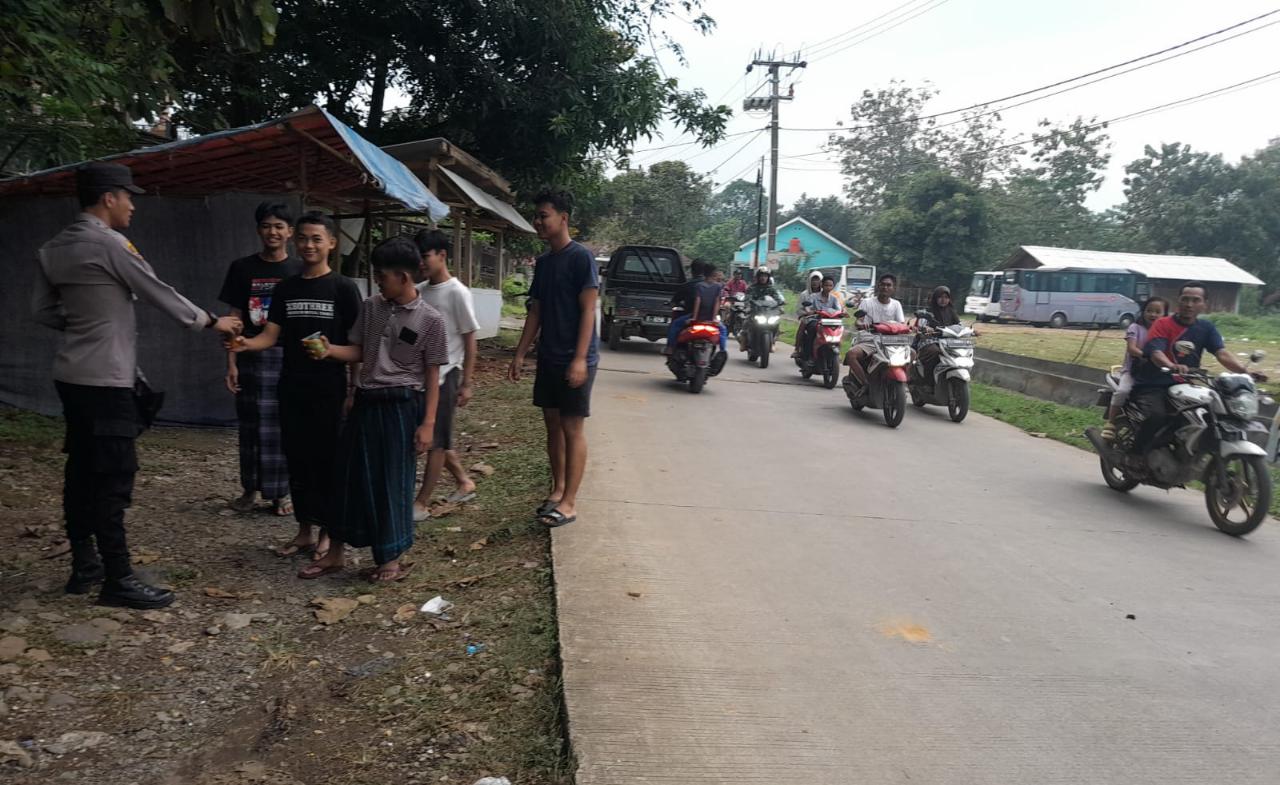 Sumringah Warga di Beri Takjil oleh Personil Polsek Tegalwaru Polres Karawang