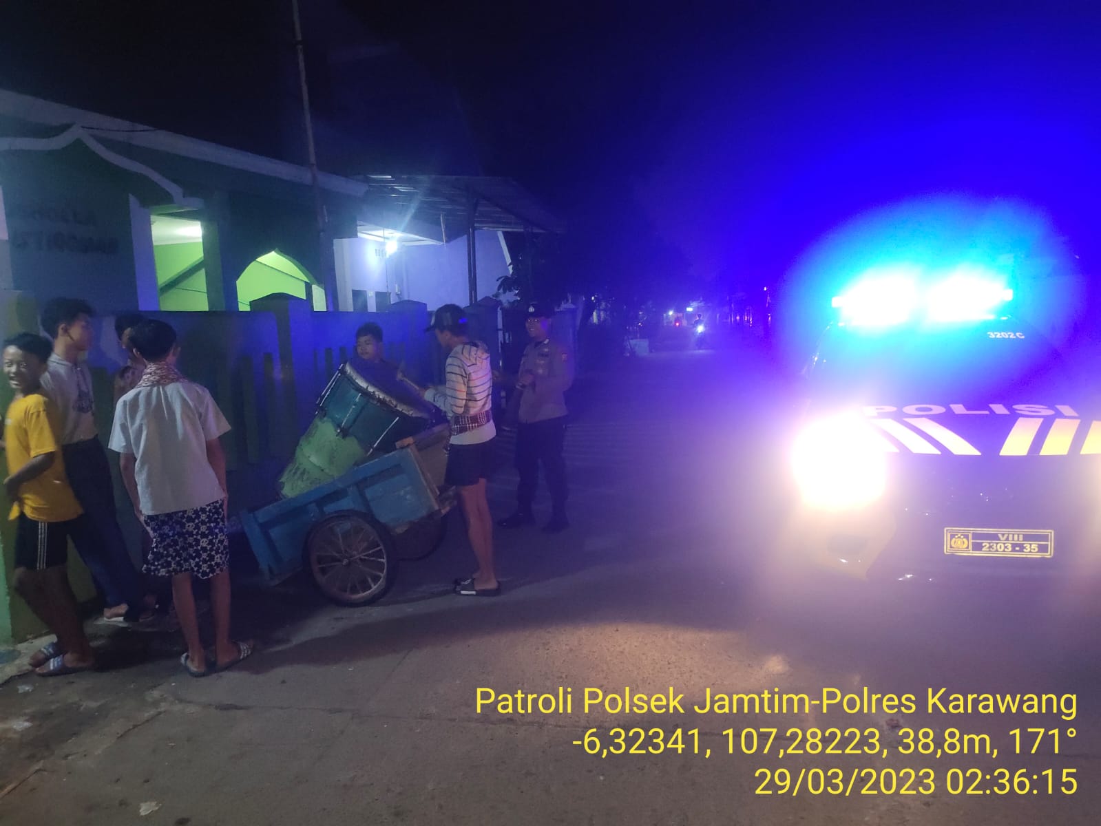 Polisi Polres Karawang Ngarak Bedug Bersama Anak-anak di Desa Wadas