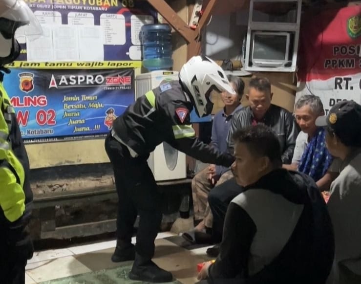 Tim Patroli Humanis Satlantas Polres Karawang Bagikan Santap Sahur kepada Masyarakat