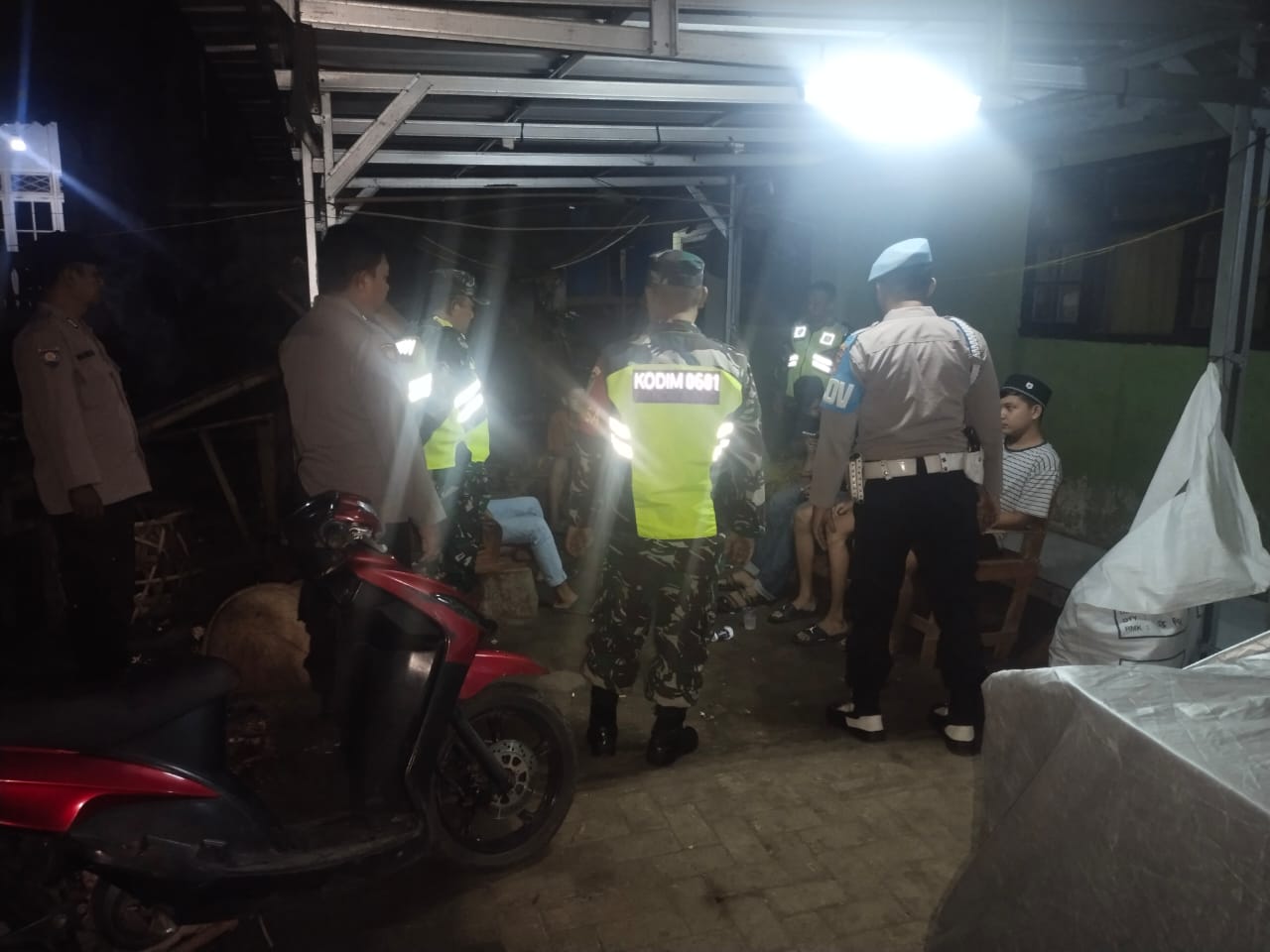 Patroli Gabungan TNI-POLRI untuk Menciptakan Situasi Bulan Ramadhan Kondusif di Wilayah Polsek Saketi