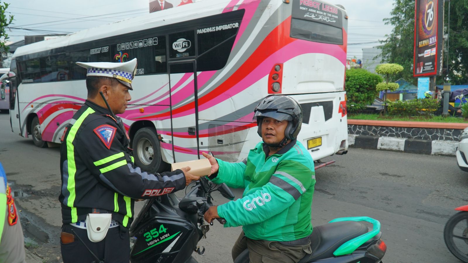 Satlantas Polres Karawang Hiasi Ramadhan Kareem dengan Berbagi Takjil