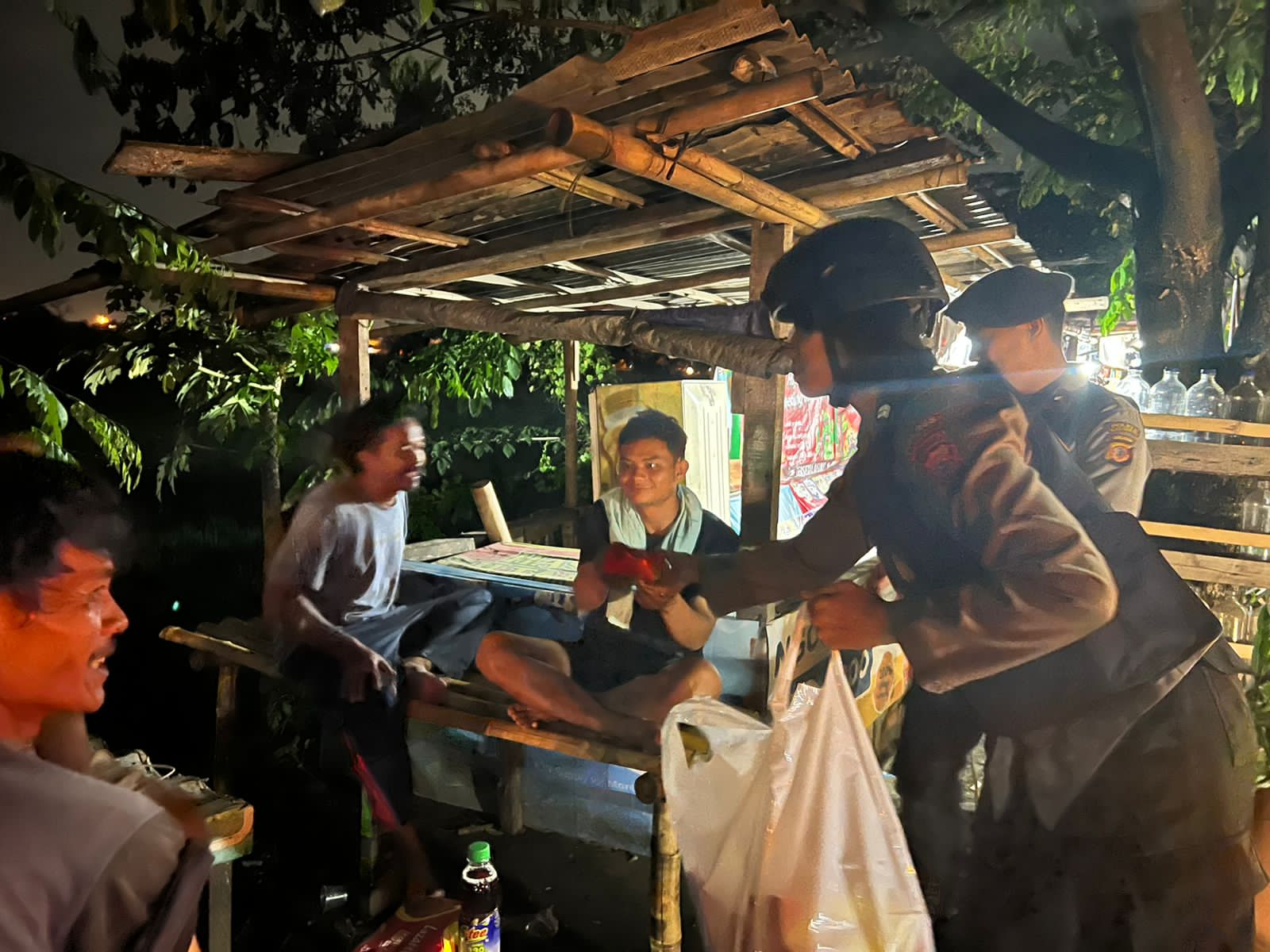 Polwan Cantik Polres Karawang Bagi Bagi Santap Sahur 