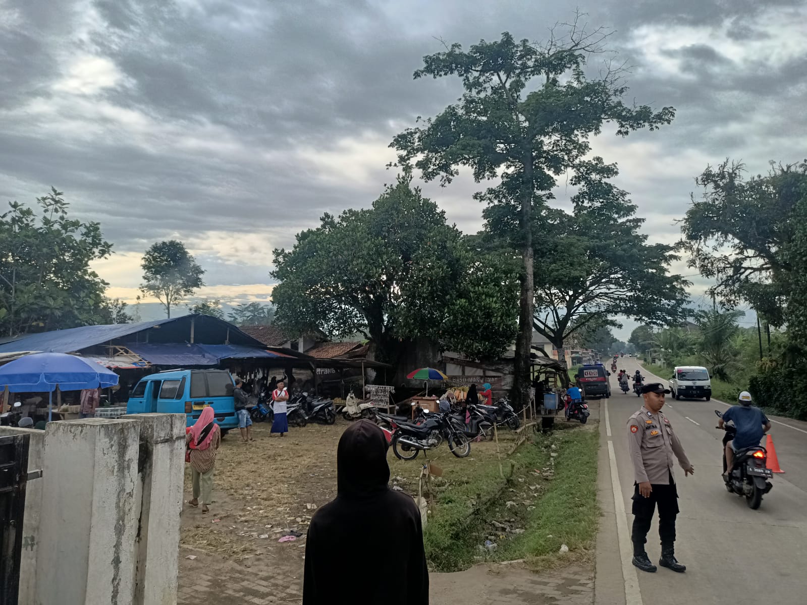 Untuk Menciptakan Rasa Nyaman Bagi Masyarakat Dipasar Sore Takjil, Wujud Nyata Kehadiran Polsek Petir Polres Serang