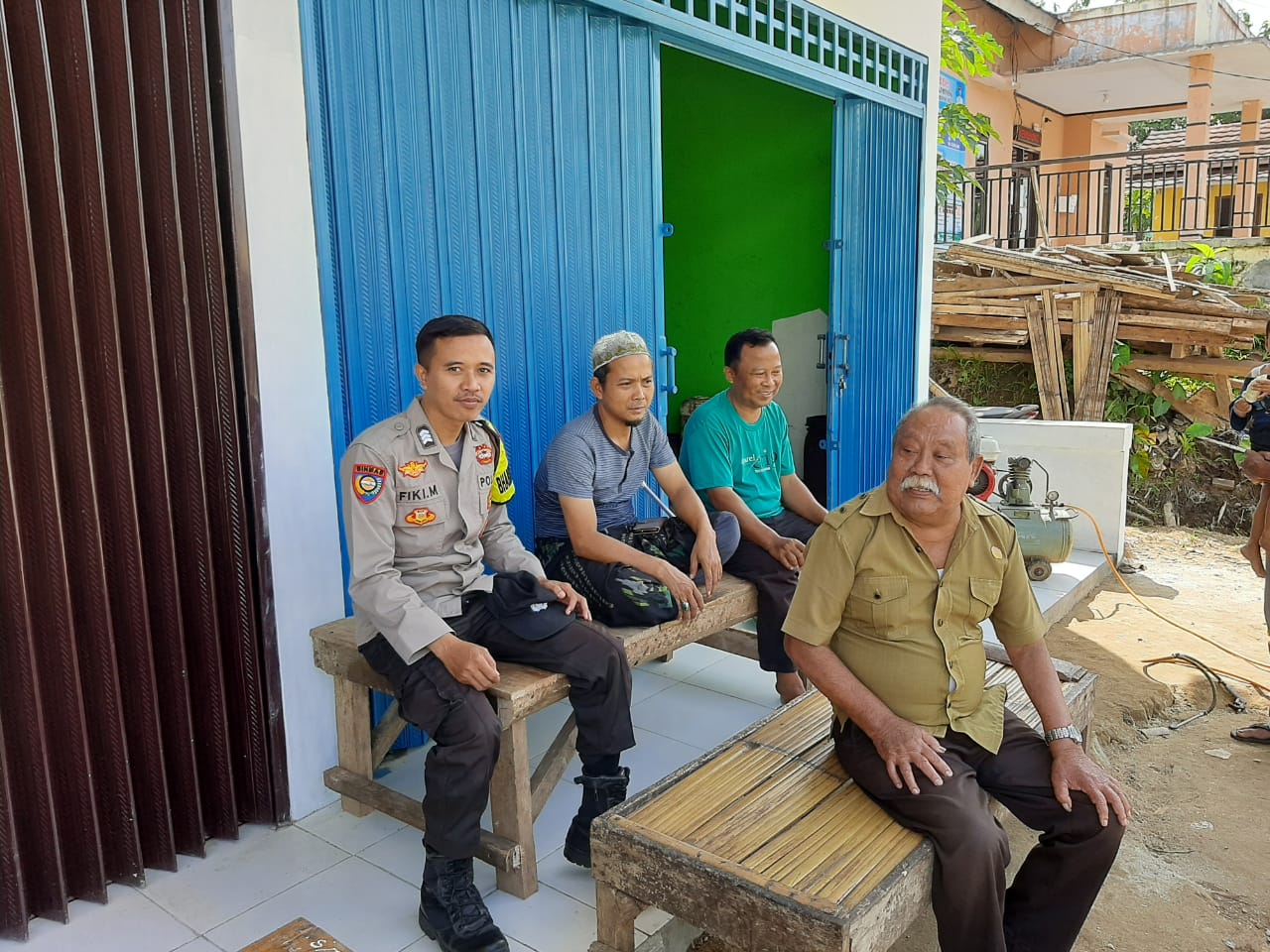 Pendekatan Masyarakat Dengan Obrolan Santai Oleh Bhabinkamtibmas Polsek Petir Polres Serang