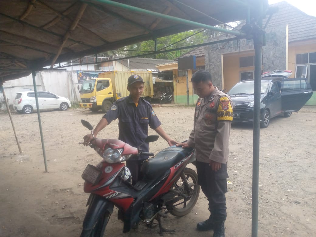 Bhabinkamtibmas Polsek Petir Polres Serang Antisipasi Kriminalitas Dengan Patroli Dialogis KRYD Dipasar Petir