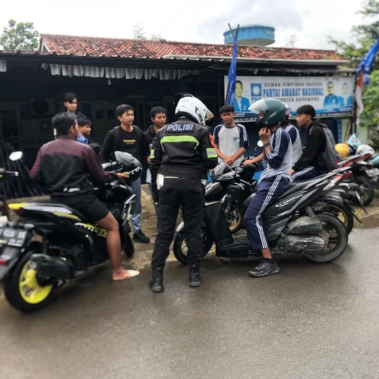 Anggota Satlantas Polres Karawang Edukasi Pengendara Motor di Karawang