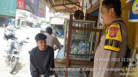 Sambangi Warung Kopi, Bhabinkamtibmas Polsek jiput Sampaikan Pesan Kamtibmas