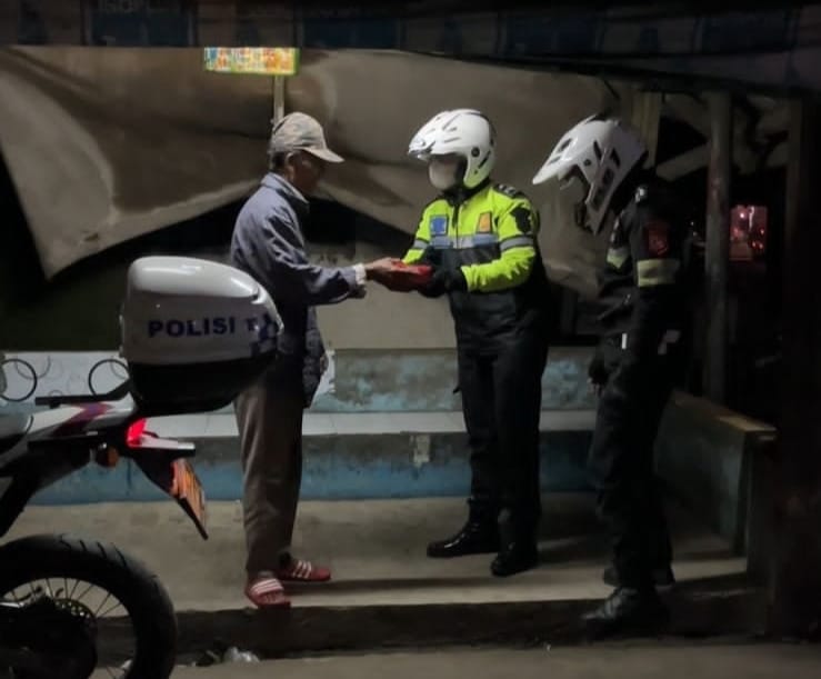 Satlantas Polres Karawang Antar Makanan Untuk Sahur Masyarakat