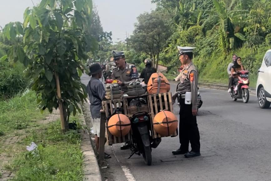 Ramadhan Kareem, Satlantas Polres Karawang Bagikan Takjil Buka Puasa