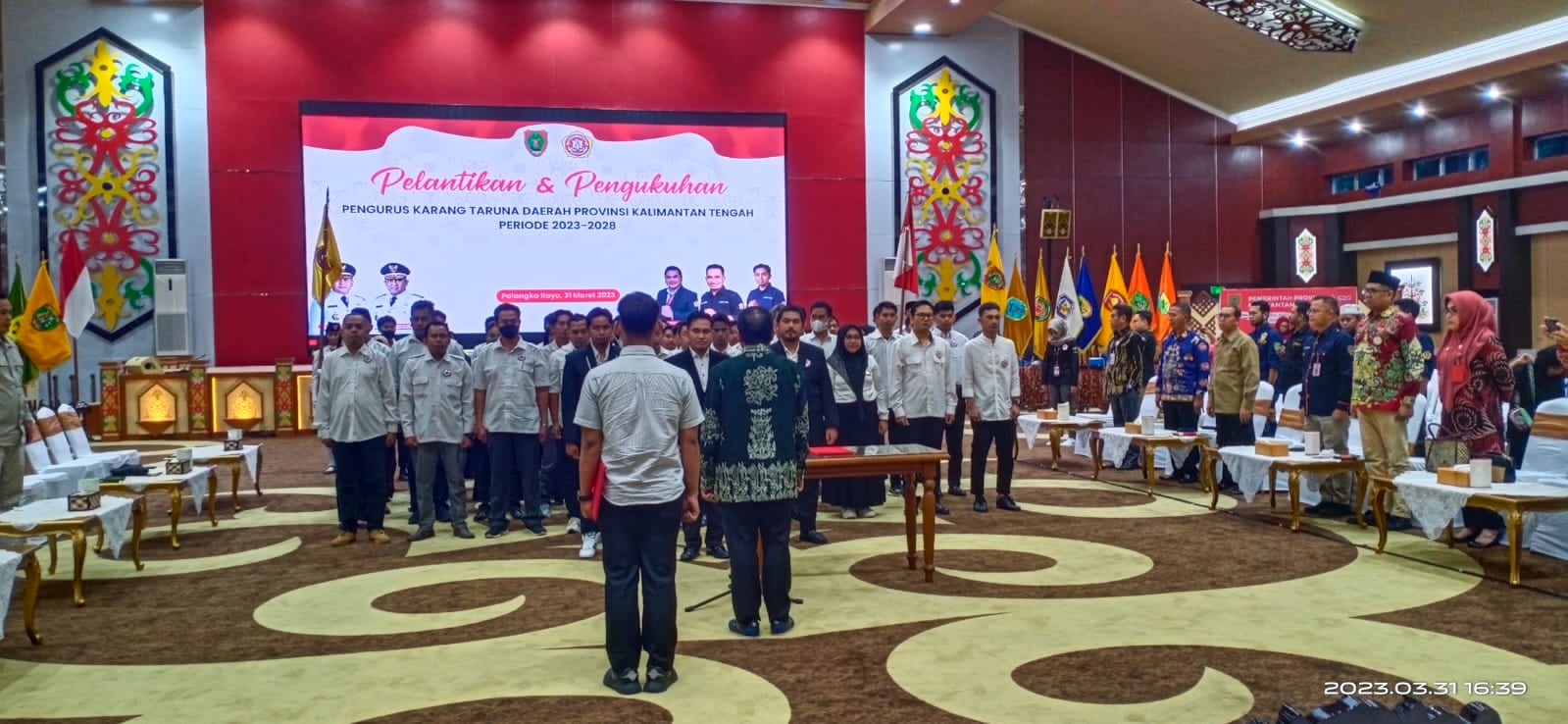 MENGEMBAN TUGAS PENGURUS KARANG TARUNA PALANGKARAYA DI LANTIK