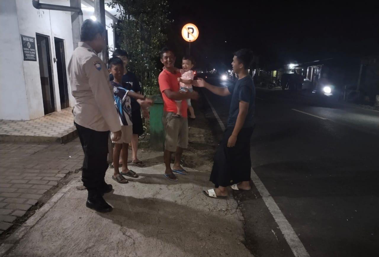 Sampaikan Pesan Kamtibmas Polsek Saketi Laksanakan Patroli Malam Kepada Warga 