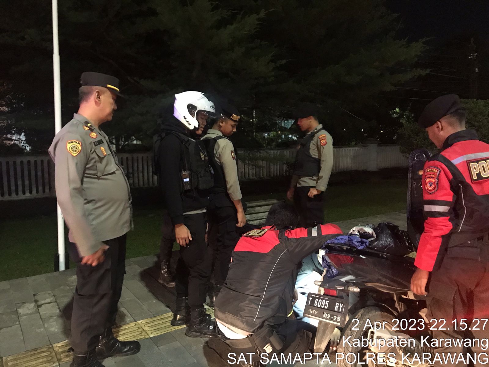 Kamtibmas Tetap Kondusif, Tim Patroli PREKAT Polres Karawang Laksanakan Patroli Dialogis Malam Hari