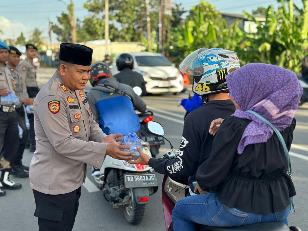 Ramadhan Barokah, Kasat Sabhara Polres Karawang Berbagi Takjil Dengan Warga