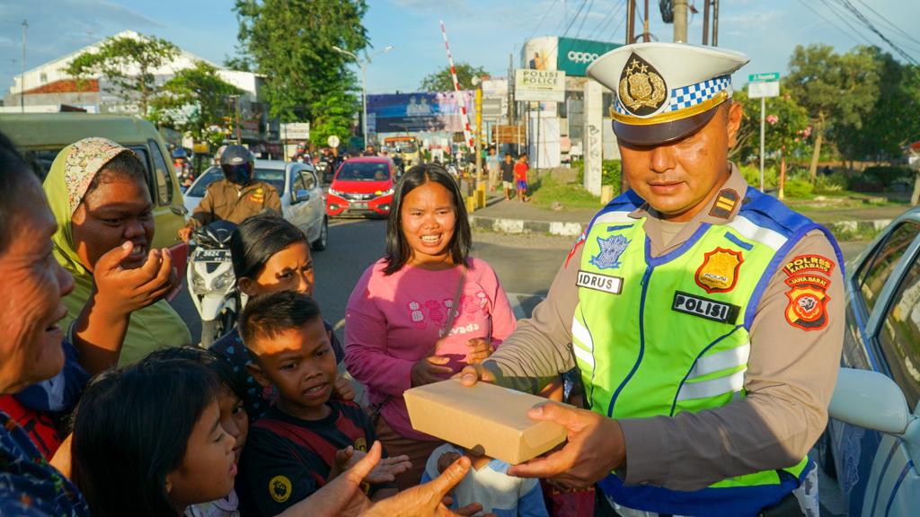 Berkah Ramadhan, Kasat Lantas Polres Karawang Berbagi Takjil kepada Anak Jalanan
