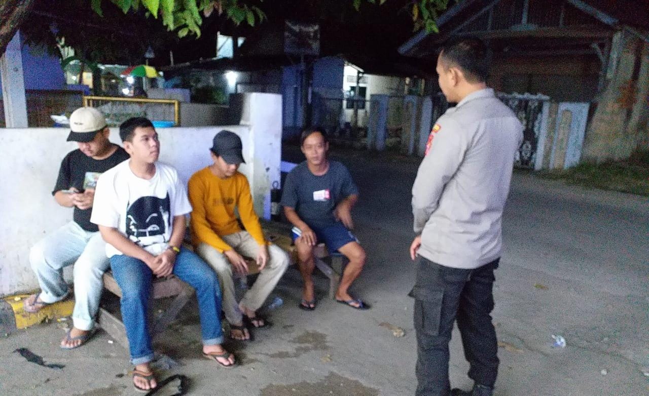 Anggota Polsek Tirtajaya Ajak Ngobrol Remaja Desa Bolang Guna Berikan Himbauan Kamtibmas