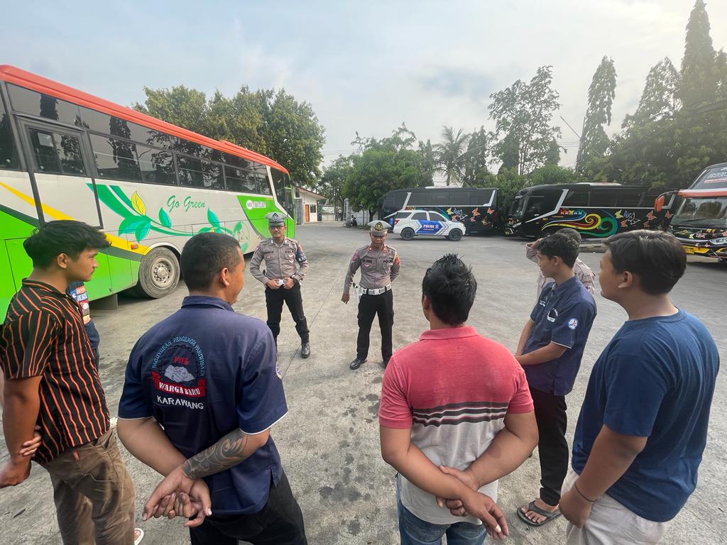 Satlantas Polres Karawang Ajak Sopir Bus untuk Tertib Berkendara