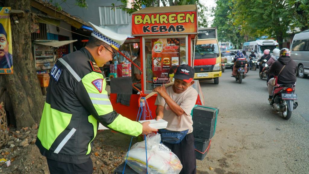Kasat Lantas Polres Karawang Support, Teruskan Berbagi Takjil untuk Warga