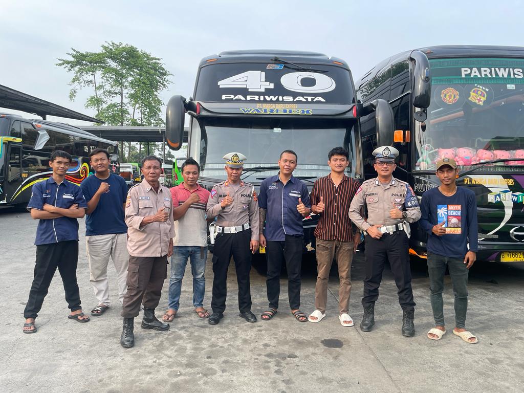 Satlantas Polres Karawang Ajak Sopir Bus untuk Tertib Berkendara