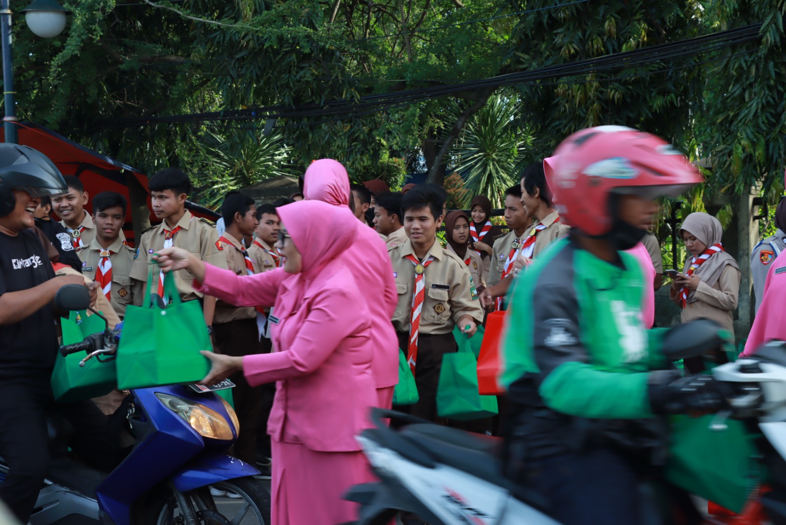 Polres Cilegon Bagikan 2500,00- Takjil
