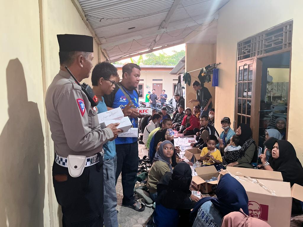 Bersama Komunitas Tuna Rungu, Kasat Lantas Polres Karawang Bukber di Gerkatin