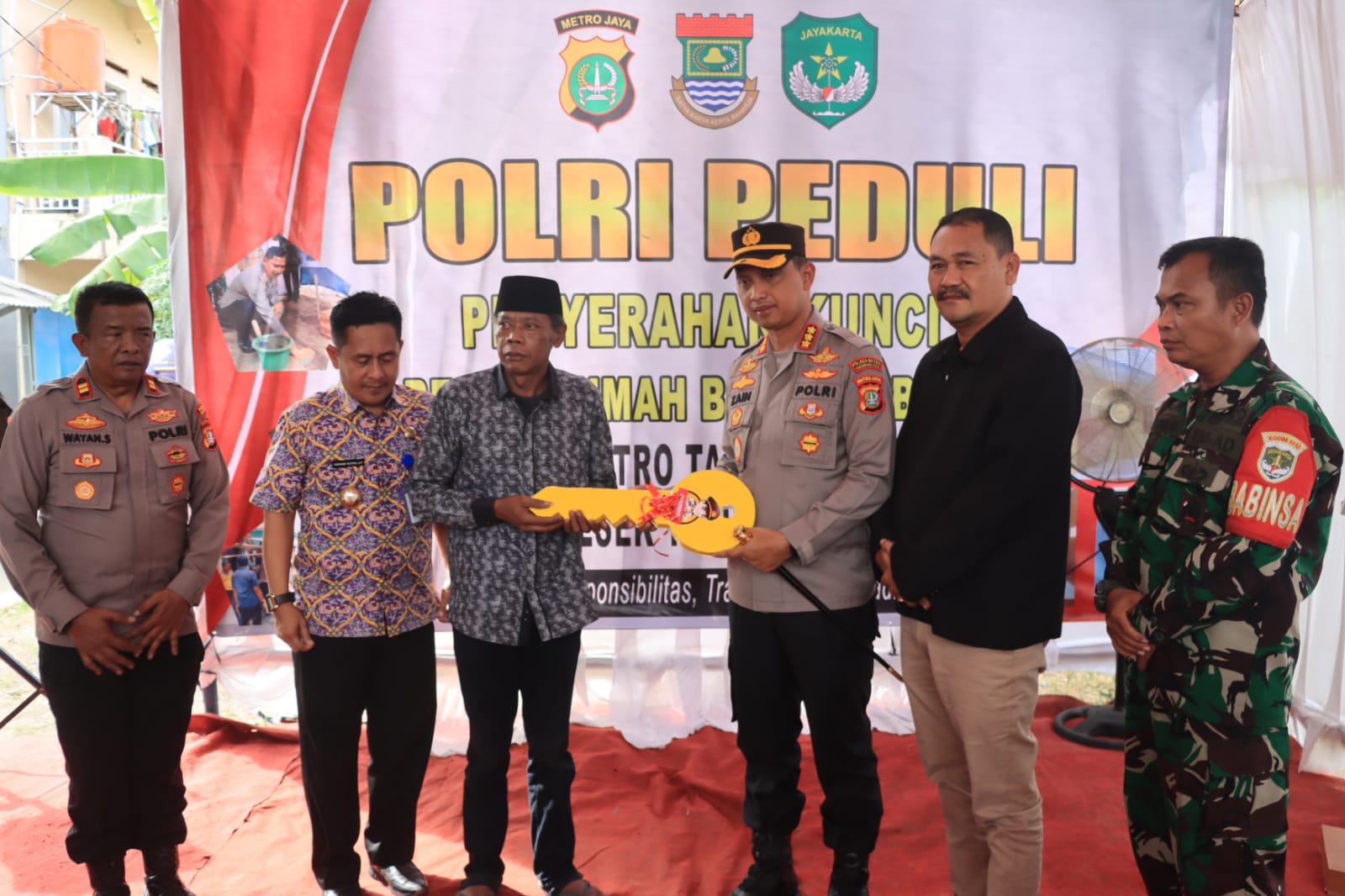 Kapolres Metro Tangerang Kota Serahkan Kunci Rumah Pasca Direnovasi Polri Peduli, Ini Pesannya