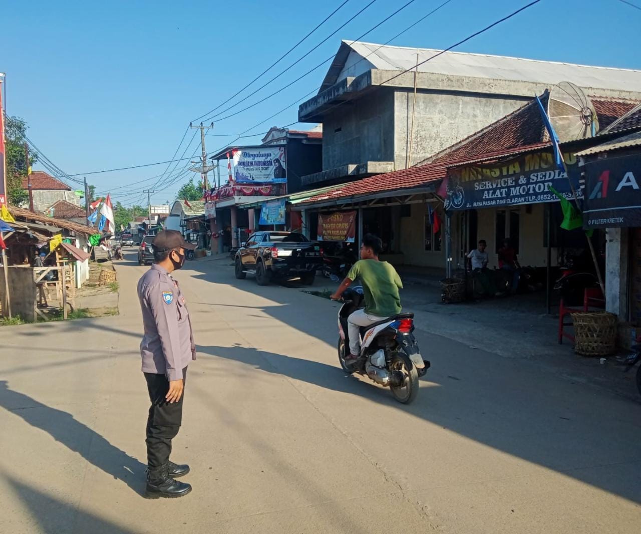 Anggota Polsek Pagelaran Giat Strong Point Sore di Pertigaan Pasar Pagelaran Kec Pagelaran