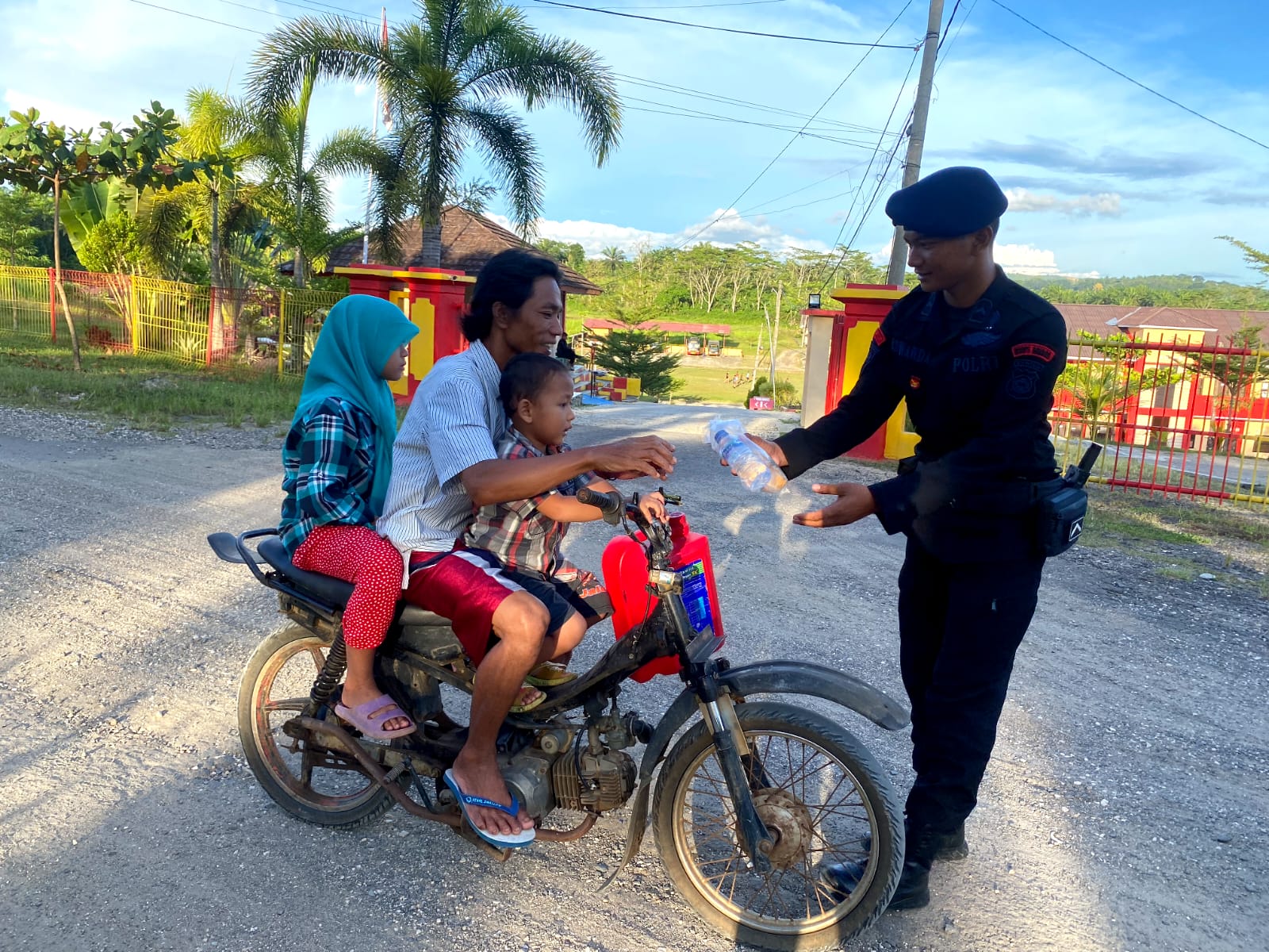 Satbrimob Polda Banten Bagikan Takjil Gratis Kepada Pengendara