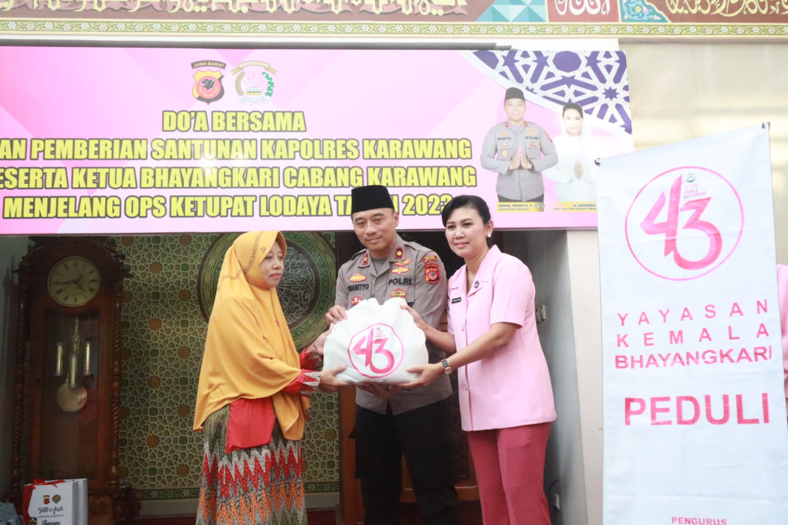 Bakti Sosial Polres Karawang Dengan Berbagi Bantuan Kepada Masyarakat