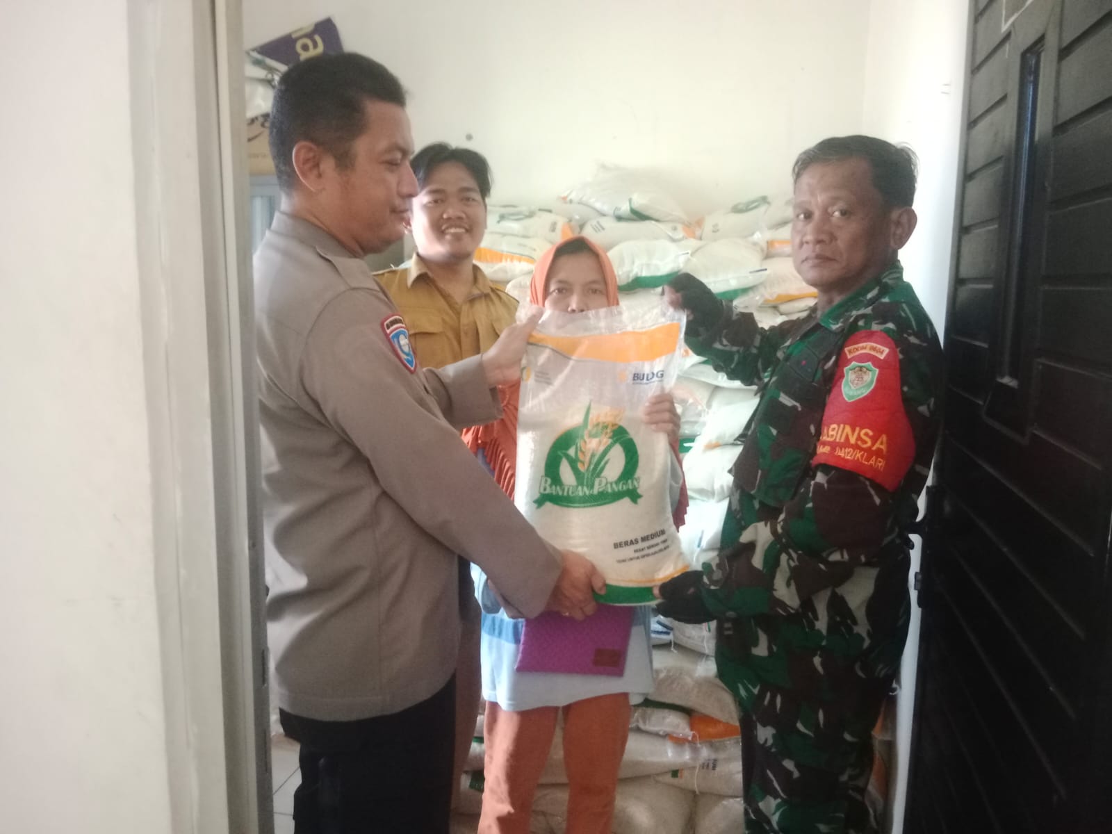 Sinergitas TNI-POLRI : Amankan Penyaluran Beras Pemerintah Di Desa Sumurkondang Klari
