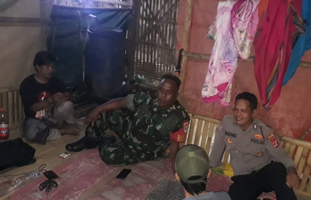 Jalin Sinergitas TNI-Polri dengan Masyarakat, Pak Bhabin dan Babinsa Kunjungi Warga di Desa