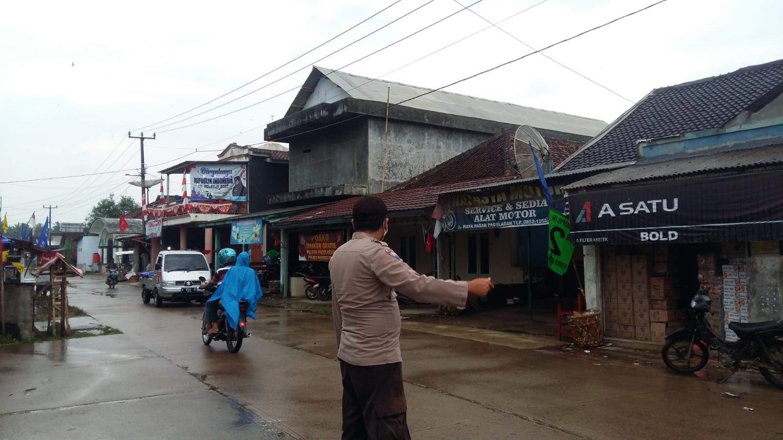 Anggota Polsek Pagelaran Giat Strong Point Sore di Pertigaan Pasar Pagelaran Kec Pagelaran