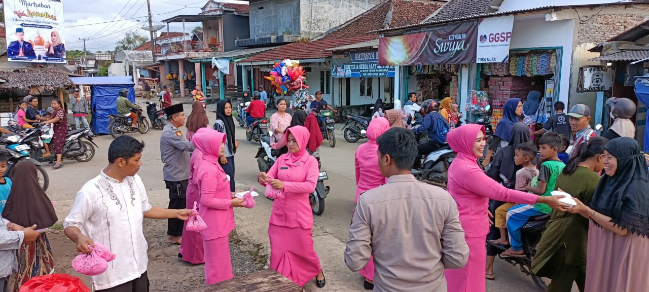 Polsek Pagelaran Bersama Bhayangkari Membagikan Takjil Gratis Kepada Masyarakat