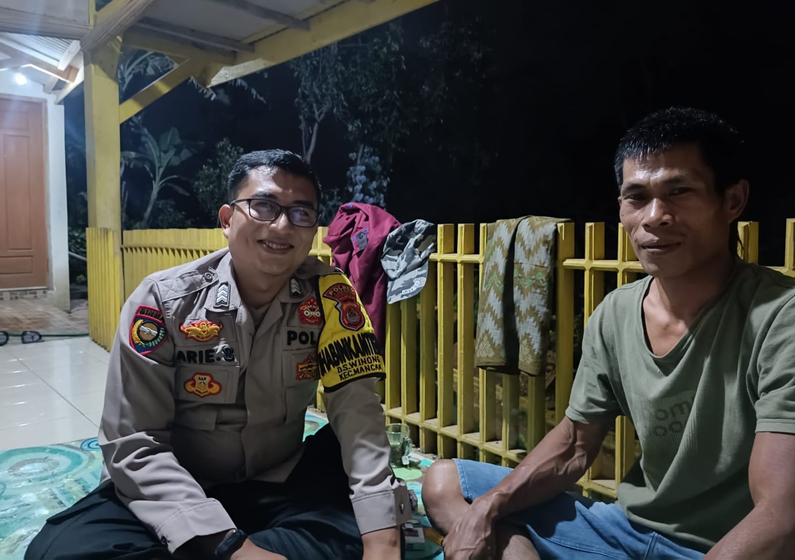 Ngobrol Santai Bareng Warga Desa Binaan, Upaya Personel Bhabinkamtibmas Polsek Mancak Monitoring Situasi Kamtibmas