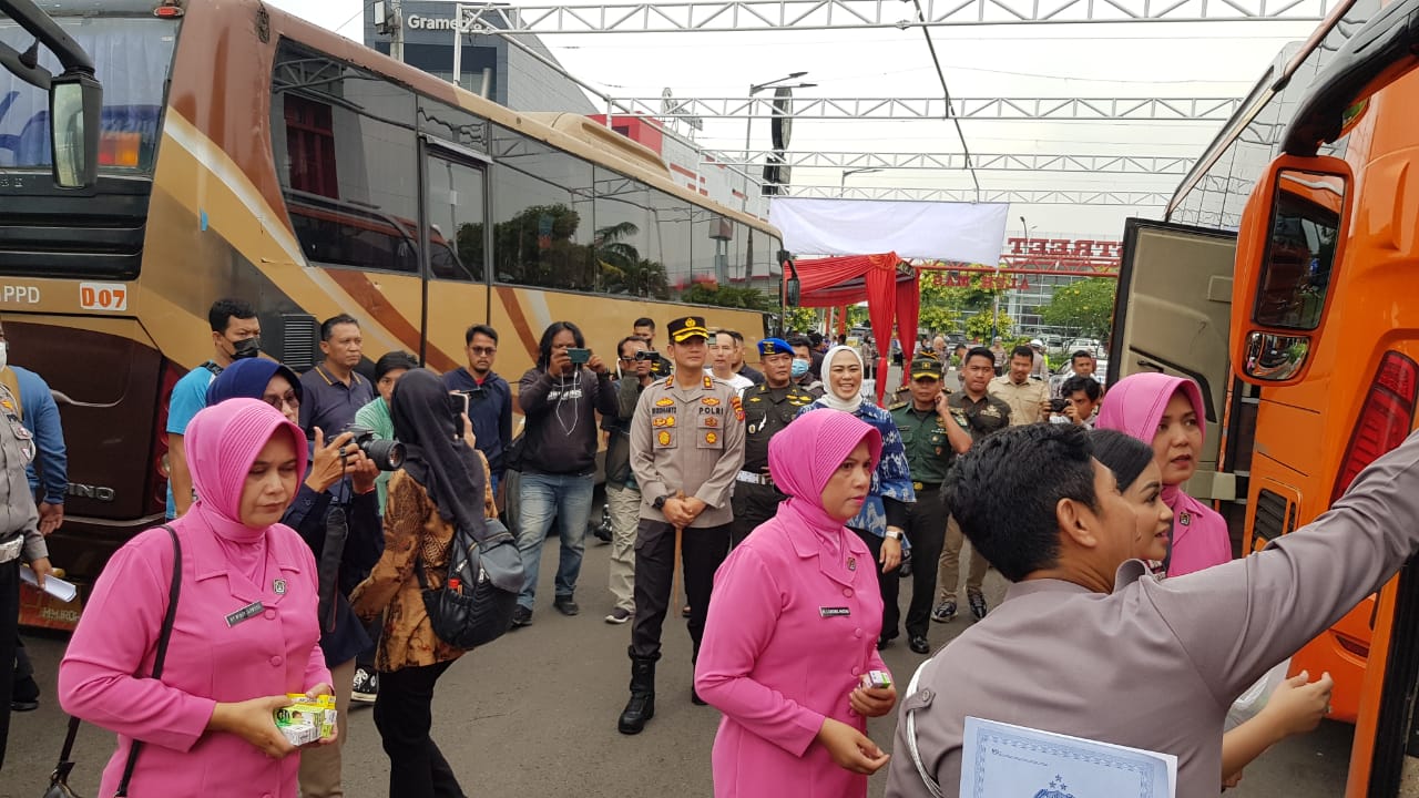 Polres Karawang Lepas 500 Warga Karawang Pada Program Mudik Gratis