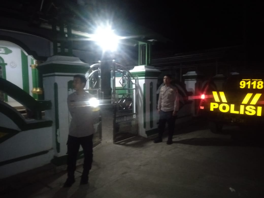 Anggota Polsek Pontang Polres Serang Laksanakan Pengamanan Shalat Tarawih
