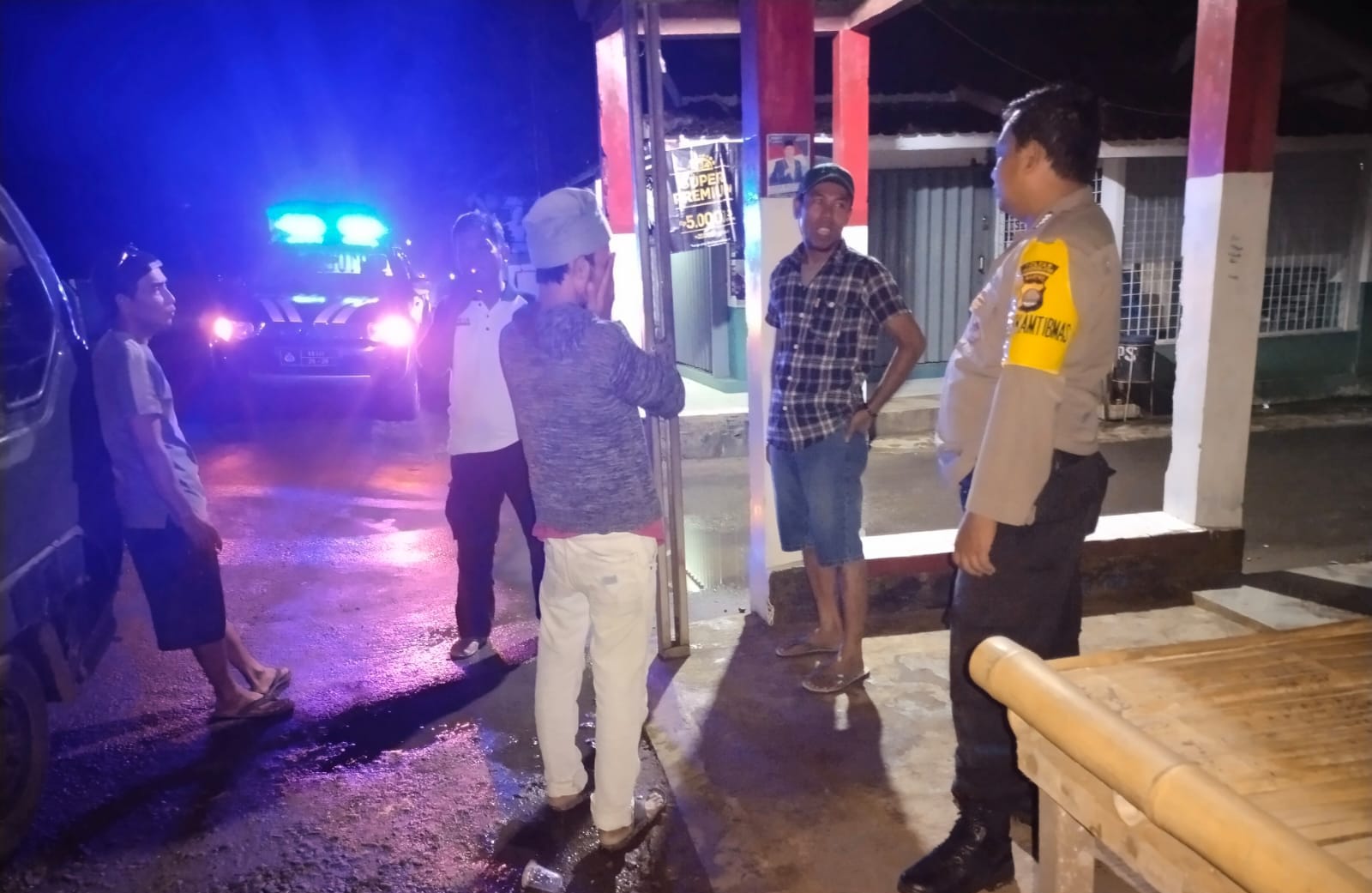 Sambangi Warga Polsek Saketi Patroli Malam Untuk Ciptakan Situasi Kamtibmas Kondusif