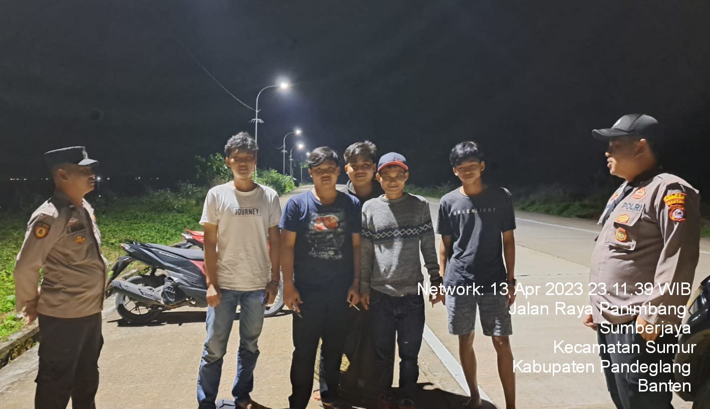 Tekan Kriminalitas Anggota Polsek Sumur Laksanakan Patroli Malam Jaga Ganguan Kamtibmas